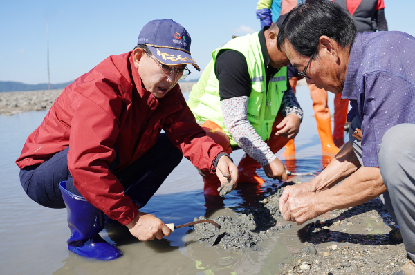이완섭 서산시장이 4일 중왕리 일원의 어촌계를 찾아 바지락 집단 폐사 현황을 점검 모습.
