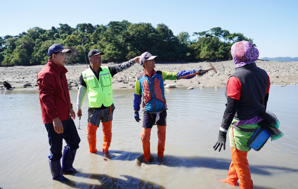 이완섭 서산시장이 4일 중왕리 일원의 어촌계를 찾아 바지락 집단 폐사 현황을 점검 모습.
