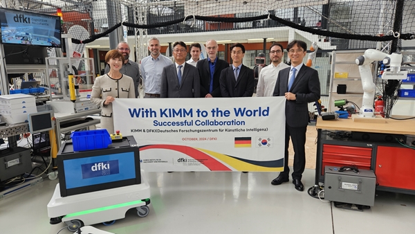 기계연 김봉기 부원장(왼쪽 네번째)과 연구진은 독일 자뷔리켄 현지에서 독일 인공지능연구소(DFKI)와 로봇용 다중 작업지능 기술(RoGeTa) 개발 관련 협력 협약을 체결하고 향후 협력 계획을 협의했다