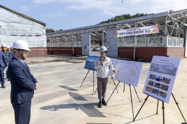 최충규 대덕구청장이 대덕구 신청사 지열설비 착수 현장을 둘러보고 있다.