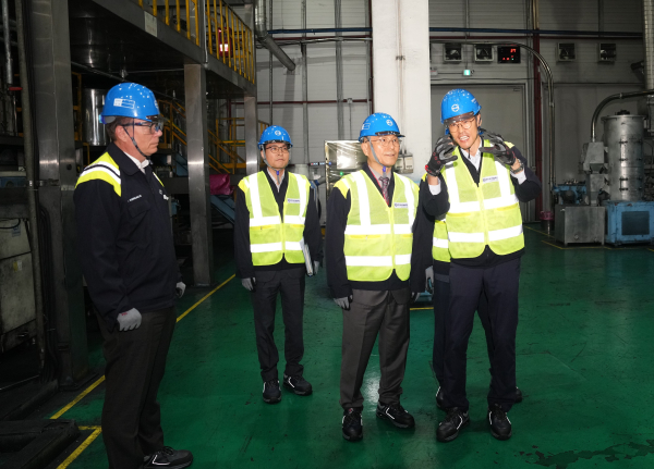 박상돈 천안시장이 지난 10일 천안제2산업단지에 위치한 ㈜디와이엠솔루션을 방문해 스마트팩토리 공장 제조시스템 시설을 둘러보고 있다.