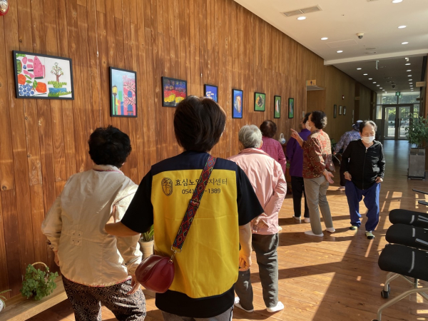 영주시 효심노인복지센터와 협력해 치매 어르신들의 그림 전시 모습