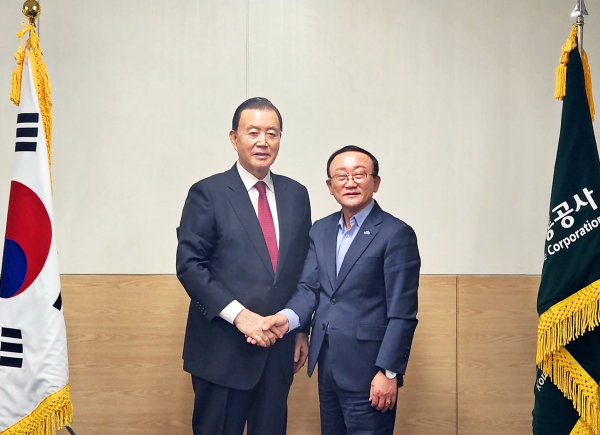 간담회 기념사진  * 홍문표 aT 사장(좌측), 김덕현 연천군수(우측)