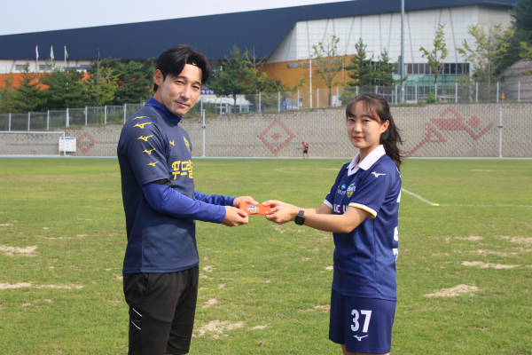 충남아산FC 여자축구팀 아울FC위민, 프로 선수단 응원 받고 ‘퀸컵’ 출격