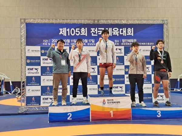 대전체육고 레슬링 F-86kg급 메달 수상 모습