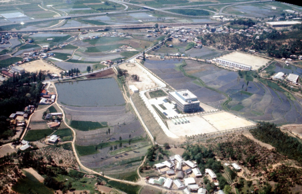 1974년 10월 본사 신축 현장을 담고 있다.