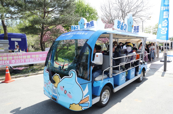 대덕물빛축제에서 한국수자원공사가 운영한 ‘방울이 카트’에 시민들이 탑승하고 있는 모습