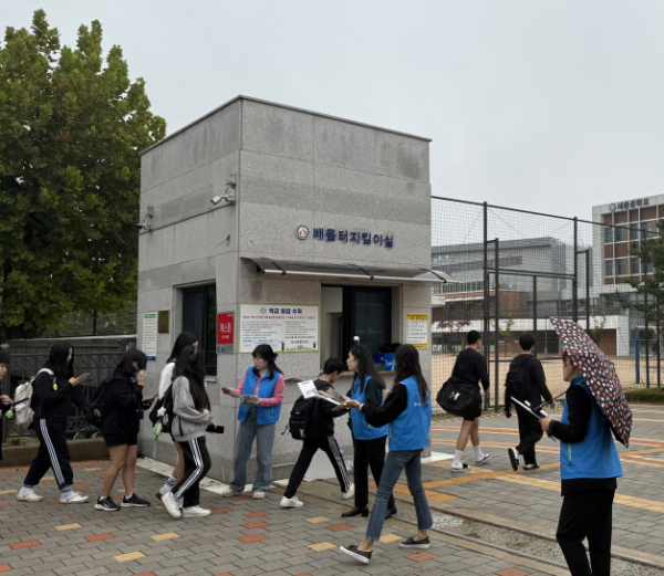 등굣길 찾아가는 아웃리치 및 캠페인 진행 모습