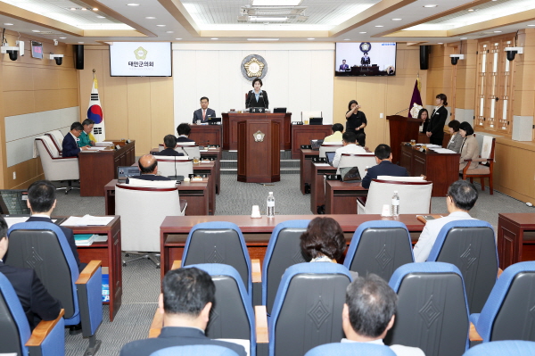 15일 태안군의회 본회의장에서 열린 제307회 임시회 모습(개회)