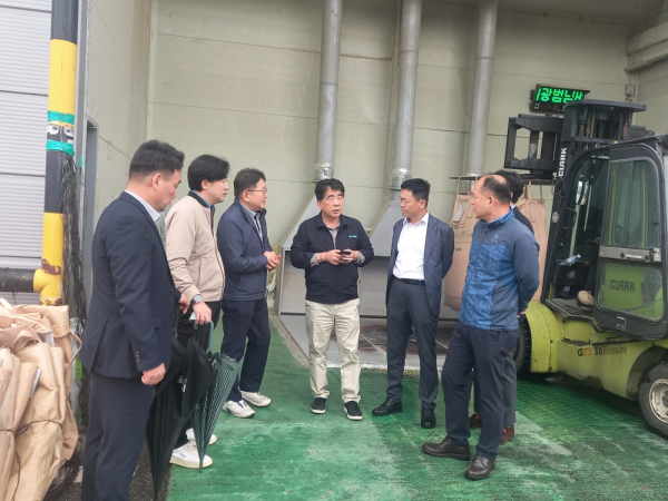 백남성 농협충남세종본부장은 15일 천안시농협쌀조합공동사업법인을 찾아 수확기 벼 수매 상황을 현장 점검하고 현장의 의견을 청취하고 있다.