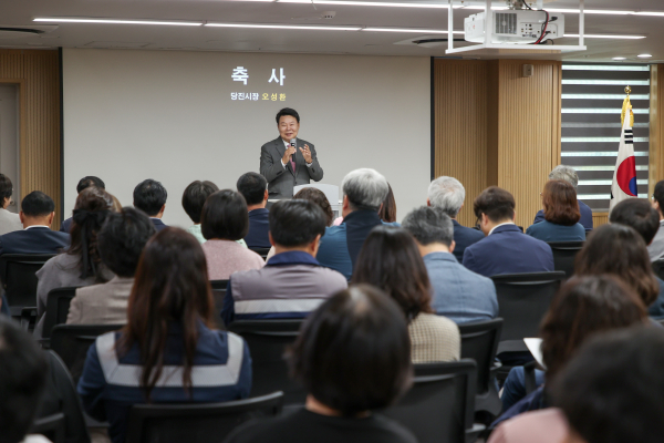 민들레일터 개소식에서 축하 인사말하는 오성환 시장