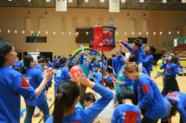 16일 당진종합운동장 실내체육관에서 장애아동 전문 보육기관인 하람어린이집과 함께 제4회 행복 Day 운동회 중 체육활동을 실시하고 있다.