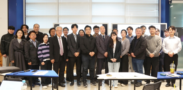 천안시 스마트도시 조성사업을 위해 컨소시엄이 단국대에 모여 간담회를 하고 단체 사진 촬영