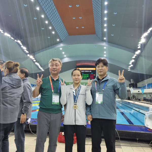 수영 김채윤 선수 2관왕 달성 모습