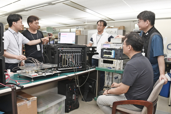 ETRI 연구진이 6G 통신의 대용량, 초정밀 서비스 실현을 위한 무선액세스 기술 및 이동 무선백홀 기술을 연구하는 모습