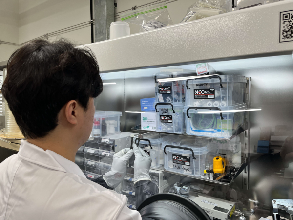 홍석재 연구원(학연학생, 제1저자)이 성능 향상된 고체 전해질로 코인 타입 셀을 조립하고 있다.