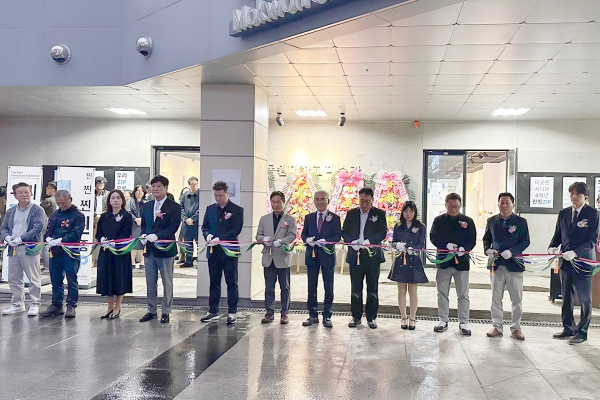 15일 오후 목원대미술관에서 열린 제44회 시각커뮤니케이션디자인학과 졸업전시회 개막식에서 참석자들이 테이프를 자르고 있다.