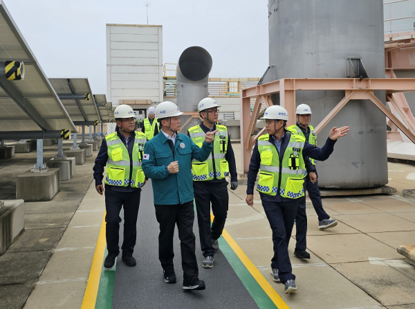 이정복 한국서부발전 사장(왼쪽 두 번째)은 지난 15일 군산발전본부를 방문해 안전관리 현황을 점검하고 현장 근무자를 격려했다.