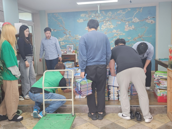 박길호 대전시서구새마을회 회장이 전달한 도서 3500여 권이 후생학원에 도착하고 있다.