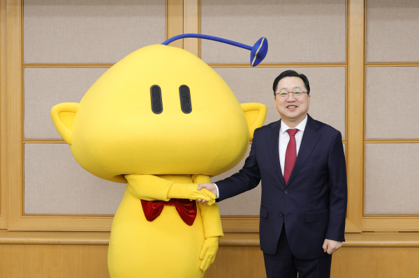 이장우 대전시장과 마스코트 꿈돌이