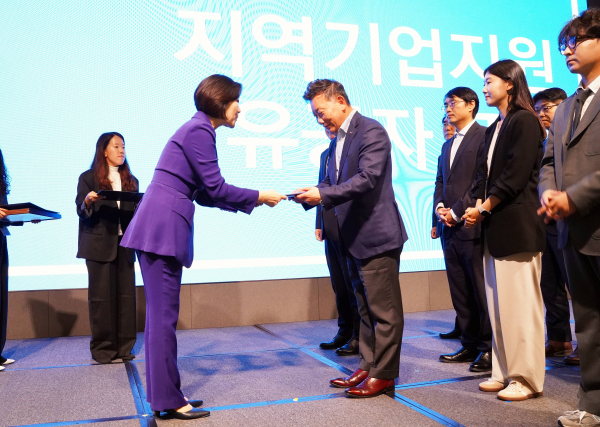 중기부 경영실적평가 최우수 등급 포상 받는 김우연 원장