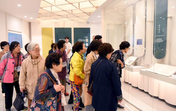 백석대 기독교박물관 고성경 관람 모습