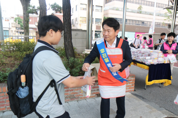 농협 대전본부, 대전 중앙중·고등학교에서 아침밥먹기 캠페인 진행 모습