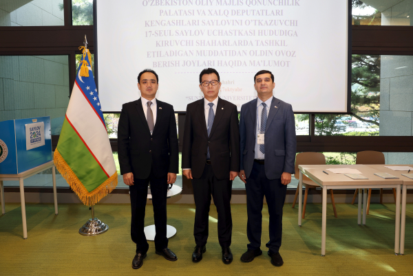 선문대 문성제 총장(중앙)과 주한우즈베키스탄 대사관 관계자들이 투표소 설치 후 기념촬영을 하고 있다.