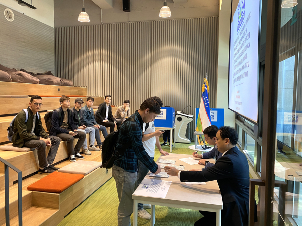 선문대 우즈베키스탄 학생들이 사전 투표에 참여하고 있다.