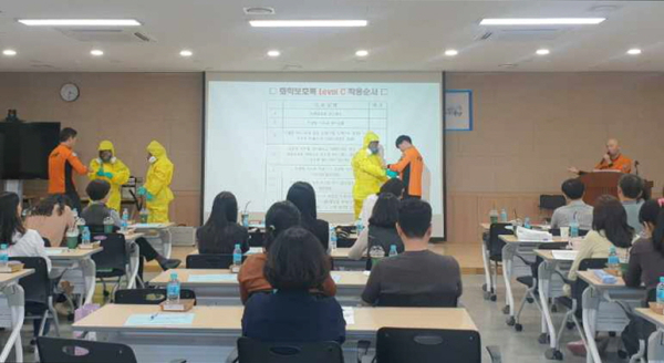 17일, 「2024 생물테러 대비·대응 소규모 훈련」에서 소방대원들이 개인보호구 착탈의 시범을 보이고 있다.