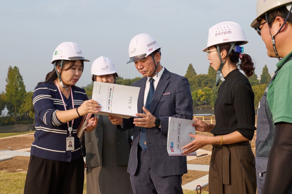 신정호 지방정원 조성 사업 현장점검하는 조일교 아산시장 권한대행 모습