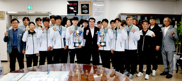 제105회 전국체육대회 선수단(시장님 기준 오른쪽 3번째 노랑머리 헤비급 김동회 선수)