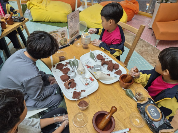 너나들이캠프에 참여한 유아동반 가족들이 ‘치유음식만들기’ 산림치유프로그램에 참여하고 있다.