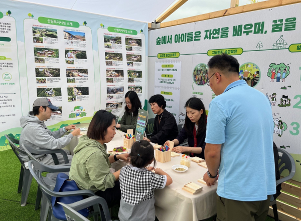 18일 대한민국 산림박람회 참관객들이 국립청도숲체원의 ‘탄소를 담다’ 탄소중립 목재 공예 프로그램을 체험하고 있다.