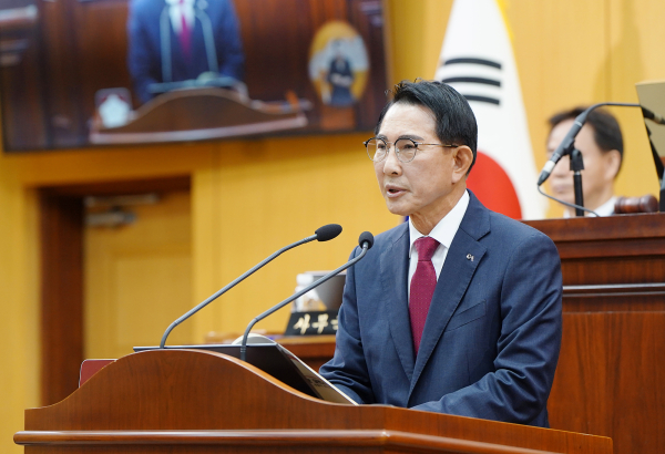 이완섭 서산시장이 지난 21일 제299회 서산시의회 임시회 제2차 본회의에서 시정질문에 대해 답변하는 모습