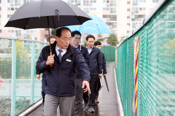 22일, 충청권 광역철도 사업 추진현황 현장점검을 하고 있는 이성해 국가철도공단 이사장(맨 앞)