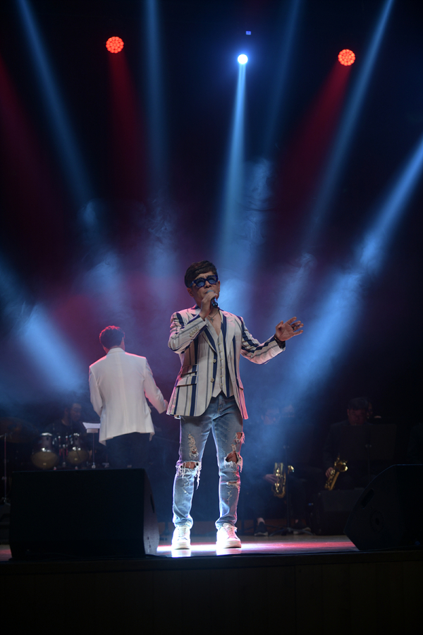 열창하는 '라이브의 제왕' 박강성