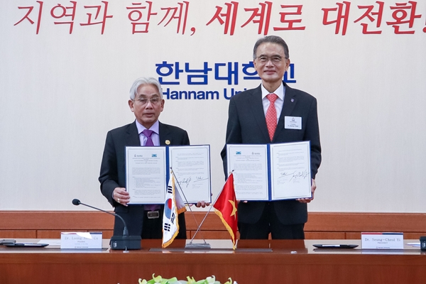 왼쪽부터 베트남 큐롱대 총장과 이승철 한남대 총장.