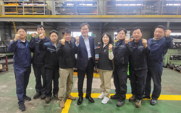 사진은 이현우 서부발전 안전경영처장(왼쪽 다섯 번째)과 박현숙 청산엔지니어링 대표(오른쪽 네 번째) 등 양사 관계자들이 기념촬영하는 모습