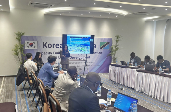 행복청 김세영 국제협력팀장이 탄자니아 공무원을 대상으로 행복도시 건설현황을 발표하고 있다