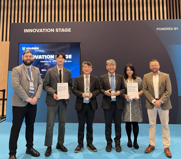 한국수자원공사 관계자(사진 왼쪽 세 번째)가 프랑스 파리에서 열린 언리시 월드(Unleash World) 콘퍼런스에서 ‘2024 언리시 어워드(UNLEASH Award)’를 수상한 뒤 타 수상자들과 함께 기쁨을 나누고 있다.