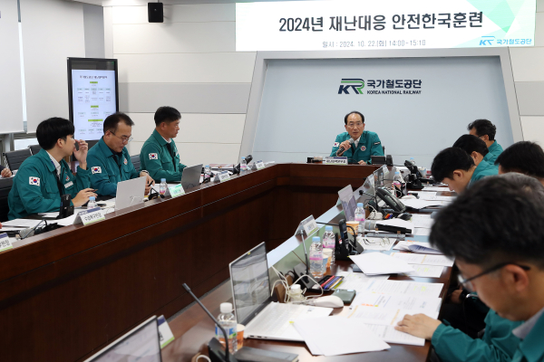 이성해 국가철도공단 이사장(가운데)이 지난 22일 공단 본사 재난대책상황실에서 ‘2024년 재난대응 안전한국훈련’ 전 과정을 실시간 모니터링하며 지휘·통제하고 있다.