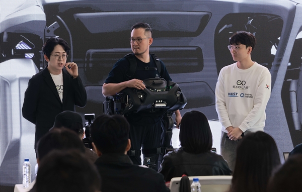 (왼쪽부터) 공경철 교수, 김승환 연구원(로봇 착용자), 박정수 연구원(주장)