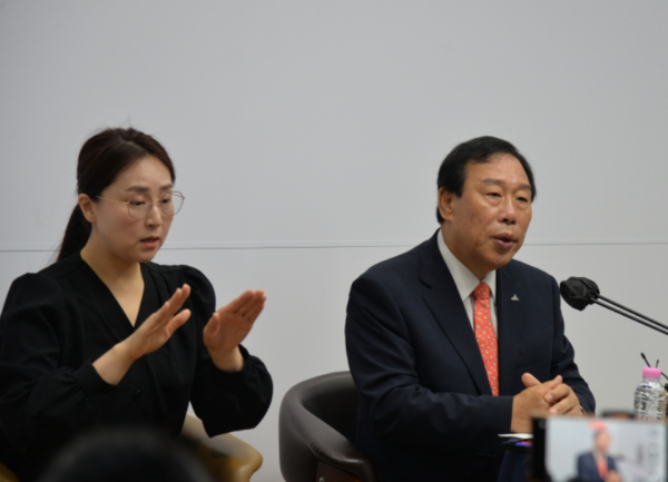 안타까워하는 최민호 세종시장&nbsp;