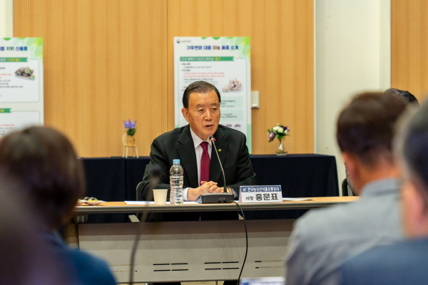 농업 기후변화 대응을 강조하는 홍문표 aT 사장