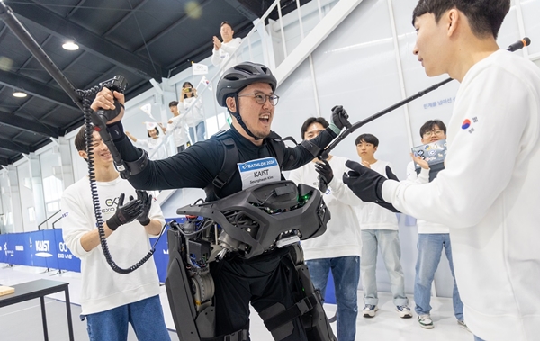 미션 통과 후 환호하는 김승환 선수
