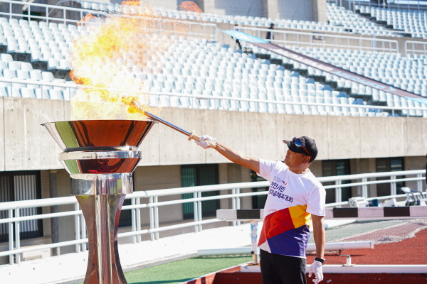 ‘2024 천안시민한마음체육대회’가 지난 26일 천안종합운동장과 천안시 일원에서 개최 (성화 점화 모습)