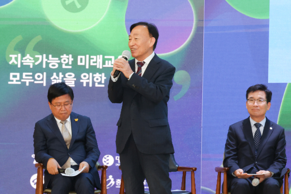 ‘2024 충청권 청소년 정책제안 환경포럼’에 인사말하는 설동호 교육감