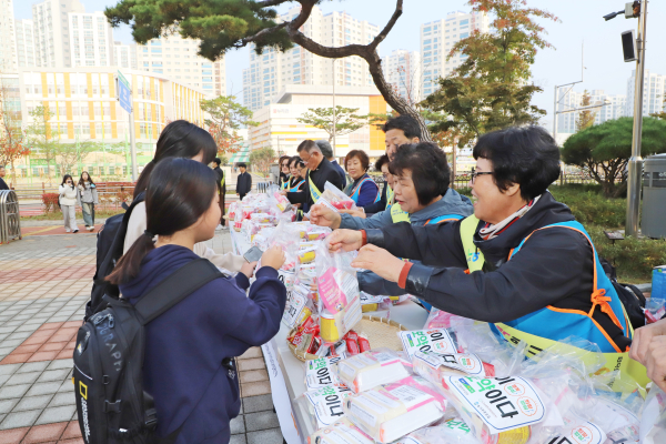 덕산중에서 ‘수능대박 합격기원 우리 쌀로 만든 떡 나눔’ 캠페인 진행 모습