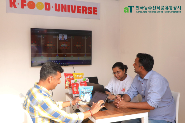 국내 수출업체와 온라인 수출 상담하는 현지 바이어